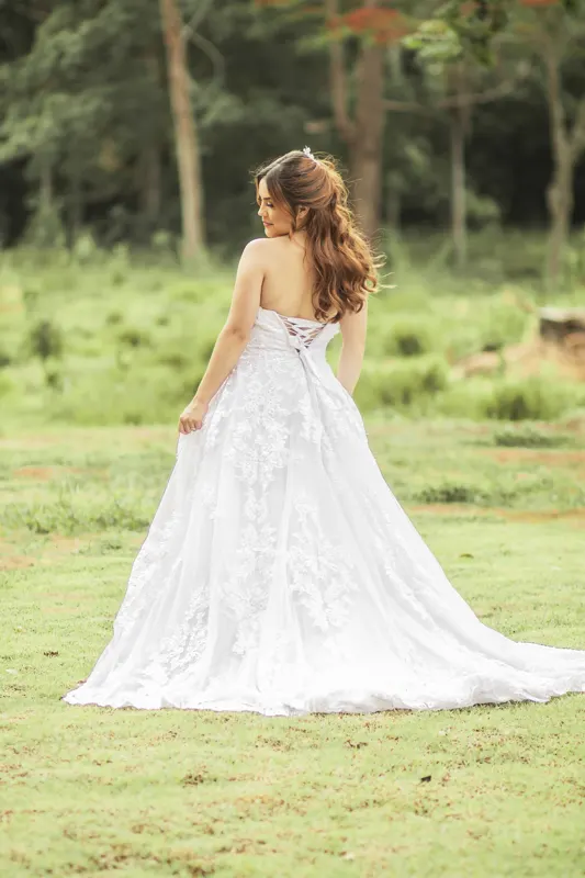 Noiva de costas mostrando o vestido de renda