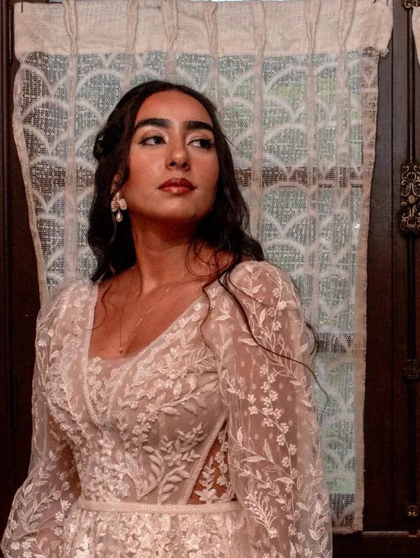 Retrato da noiva em frente a uma cortina de renda