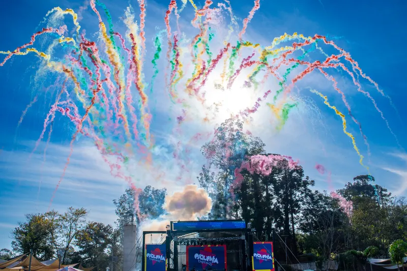 Fogos coloridos no céu sobre o palco de um festival