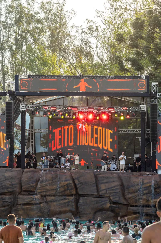 Show com o público dentro da piscina em frente ao palco