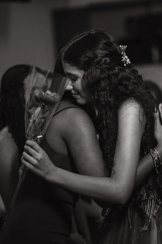 Debutante em um abraço apertado durante a festa