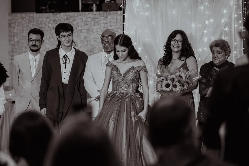 Entrada da debutante com a família atrás