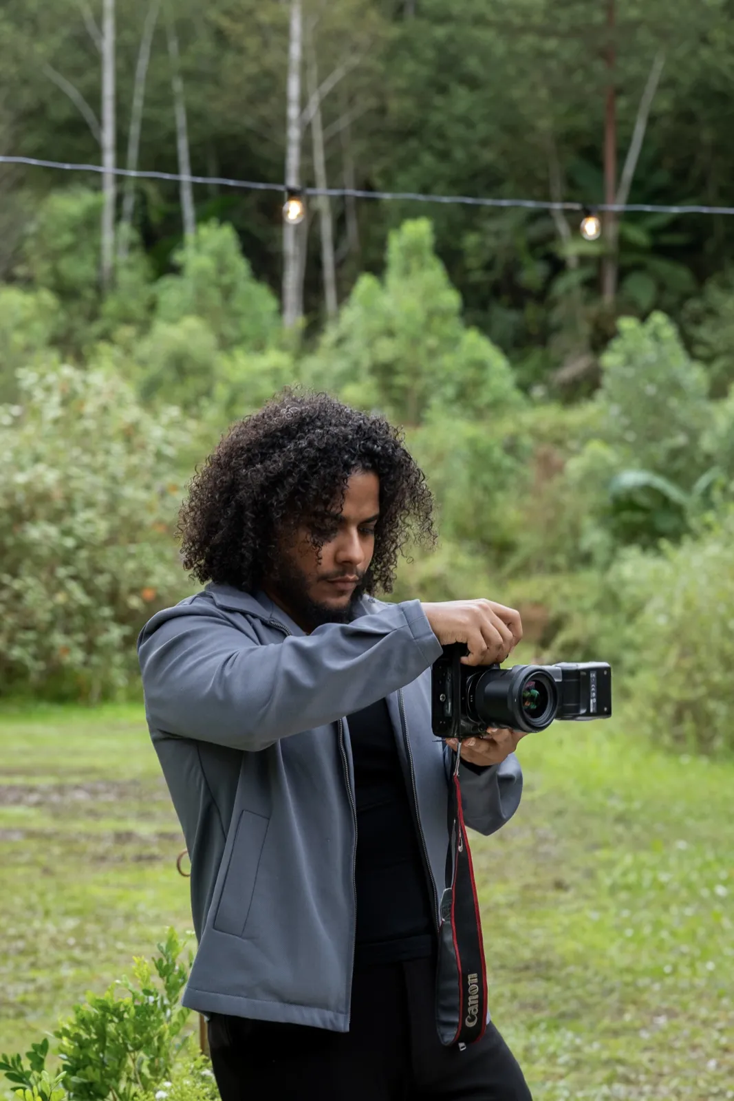 Uelvis Santana fotografando em um casamento ao ar livre